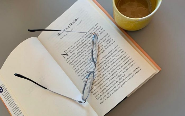 Opslået bog med brille ovenpå