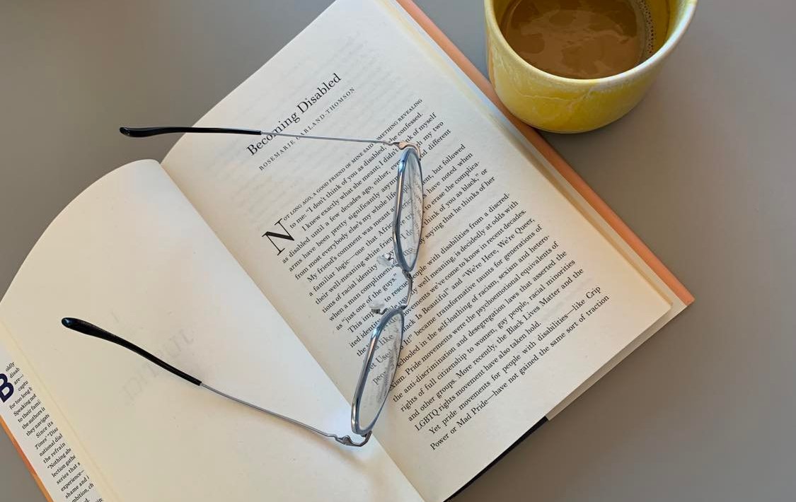 Opslået bog med brille ovenpå