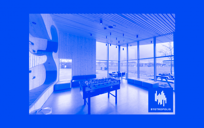 Et lyst lokale med store vinduer og et bordfodboldspil i midten. Billedet er tonet blåt.