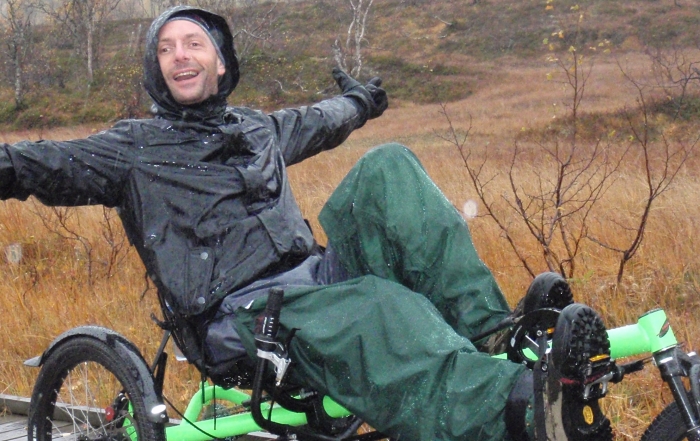 Mand på liggecykel i naturen