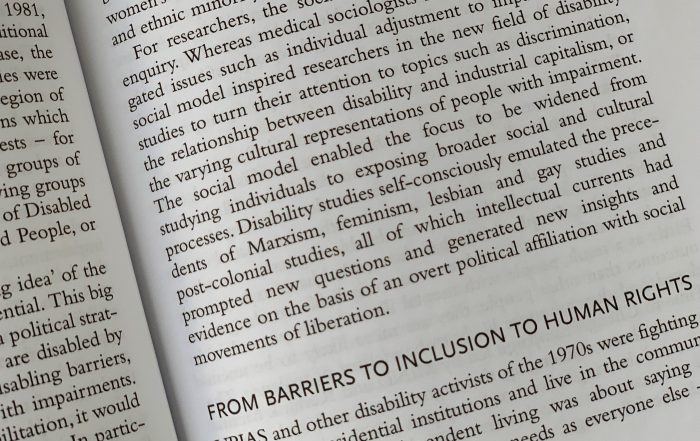 Sort tekst på hvid baggrund