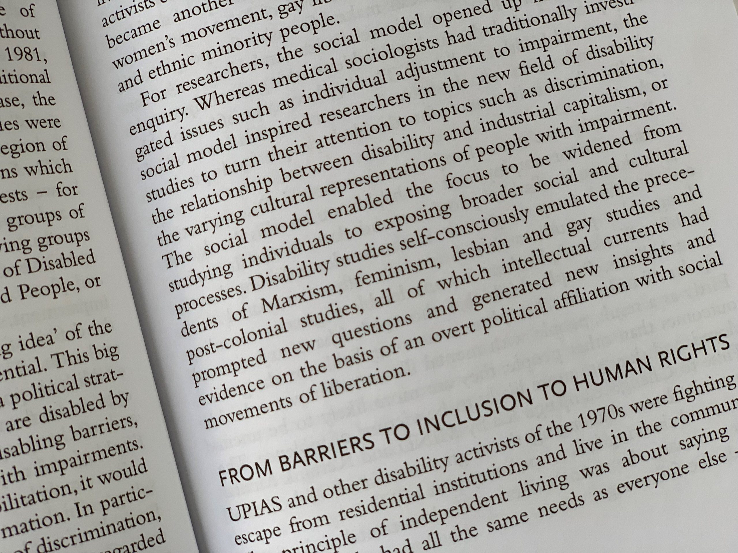 Sort tekst på hvid baggrund